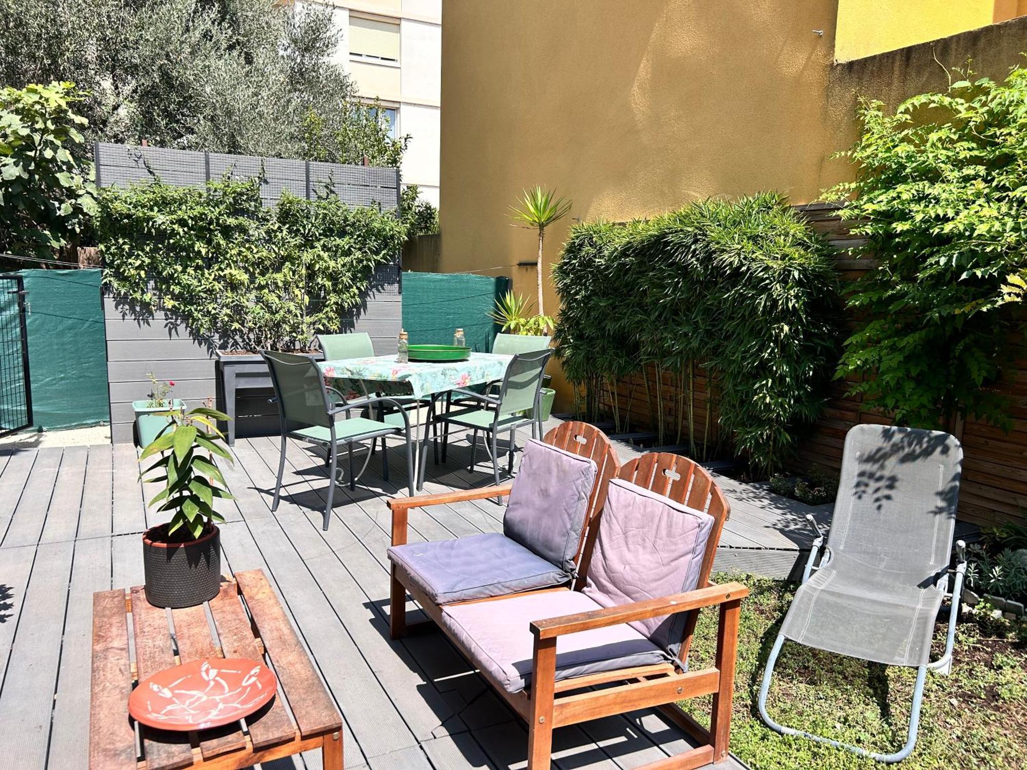 Avec Terrasse Proche Centre D'arles *